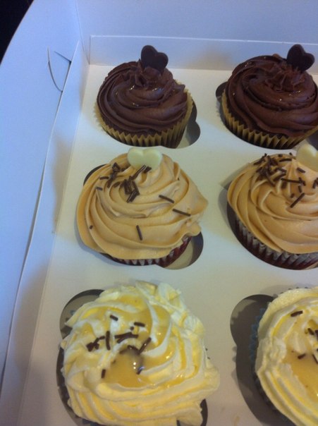 Капкейки:красный бархат,двойной шоколад и ванильные с курдом.