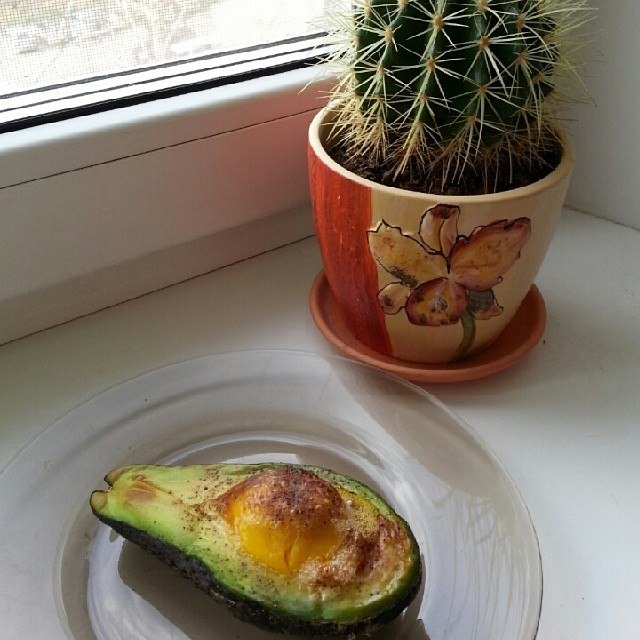 Авокадо запечённый с яйцом.