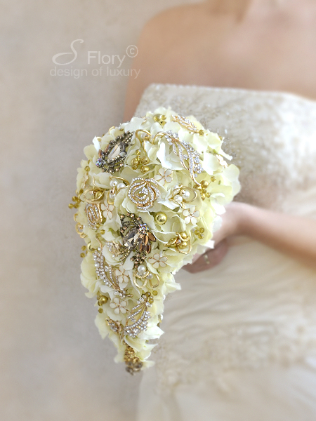 Брошь букет каскадный