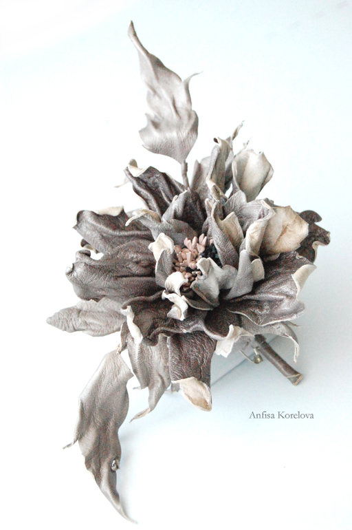 Цветы из кожи. Броши.