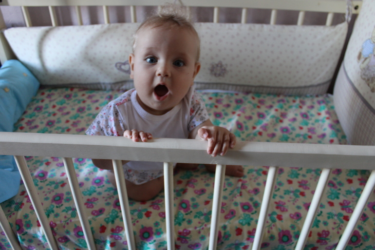 Встала на колени в кроватке!