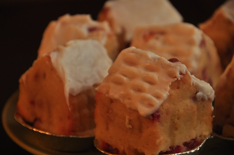 Привет всем!!! Решила поделиться идеей новогодней елочки для тех, у кого пока нет надежды поставить натуральную елочку! И немного моих хвасталок)))