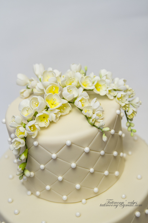 Свадебный торт с фрезиями