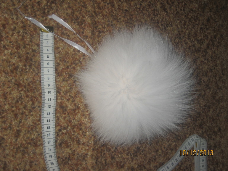 Продам большой меховой помпон белый енот диаметром 16-17 см 800 руб.