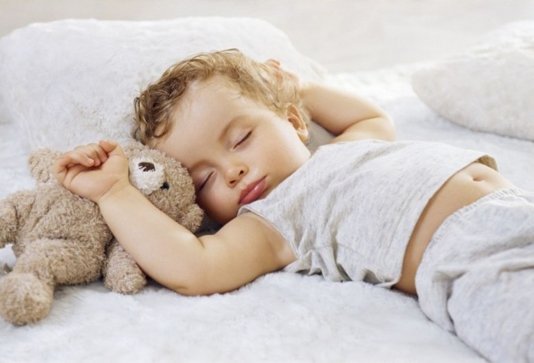 Как правильно разбудить ребенка