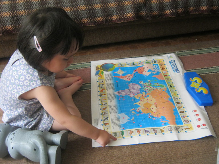 монтессори каждый день - рассмотреть карту мира:)