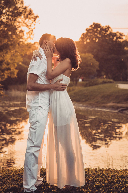 Солнечная свадьба на берегу пруда!