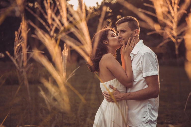 Солнечная свадьба на берегу пруда!