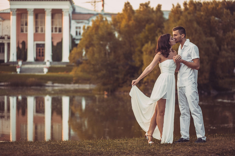 Солнечная свадьба на берегу пруда!