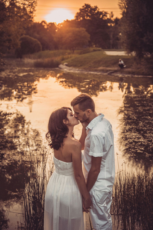 Солнечная свадьба на берегу пруда!