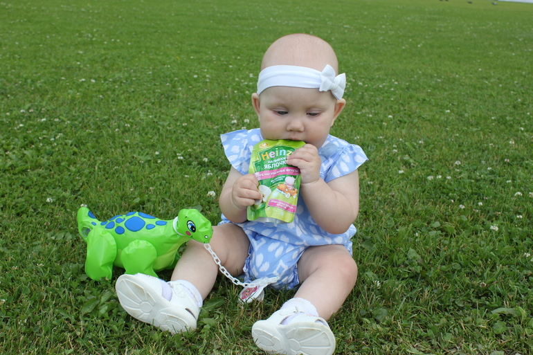 Дама с "собачкой" никуда без своего динозавра)))