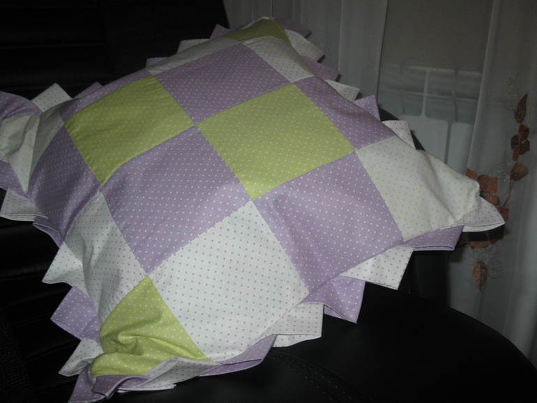 Вот такая она, моя первая пэчворк-подушка.....