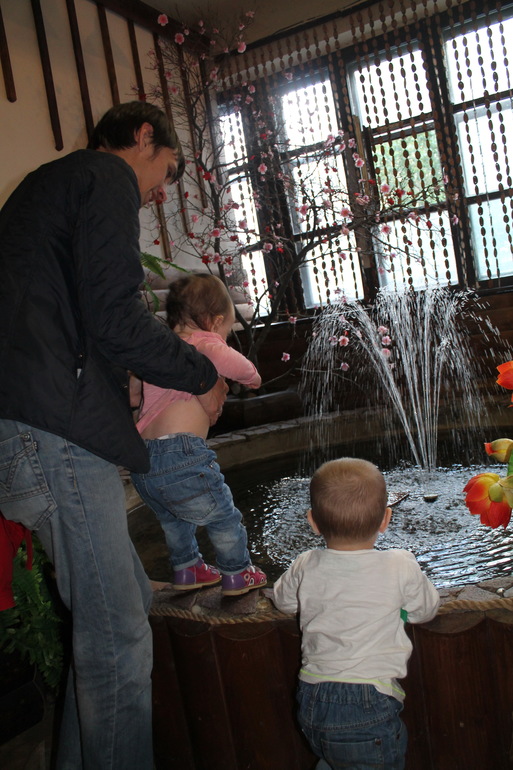 Двойняшки в зоопарке)))