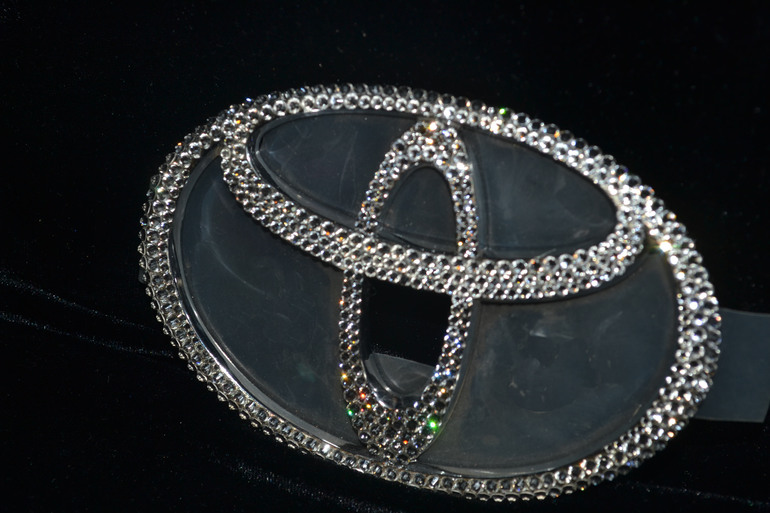 Эмблема Toyota c кристаллами Swarovski
