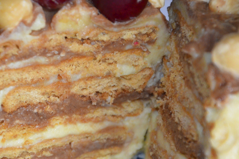 Медовое пирожное