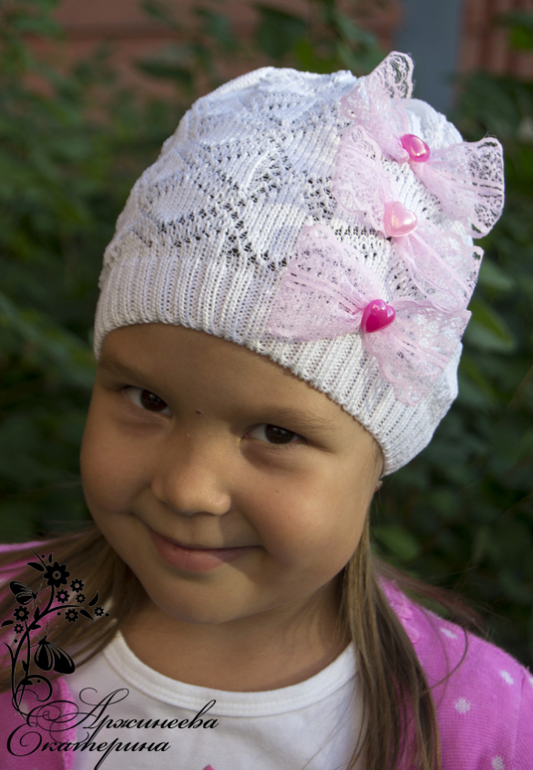 Нежная шапочка с бантиками