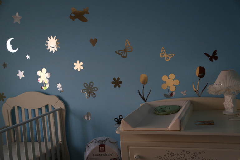 Декор стен в детской зеркальными наклейками.