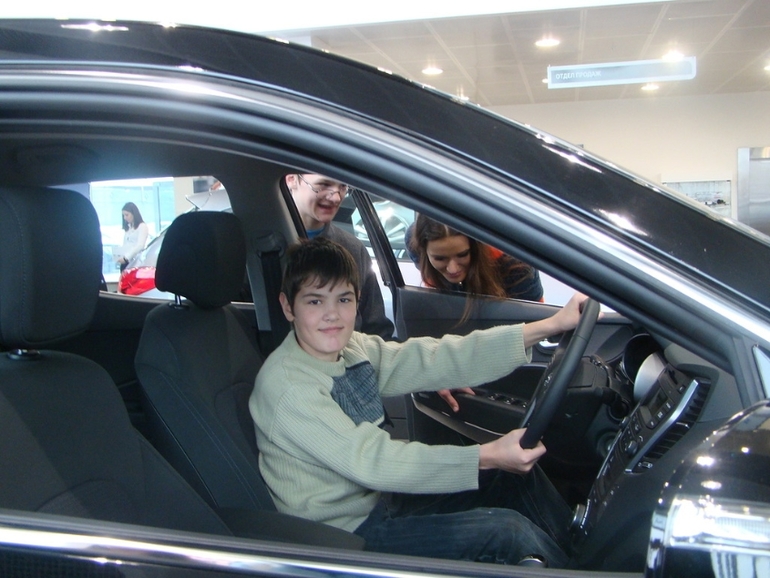 Воспитанники Запрудненской школы-интерната посетили автосалон