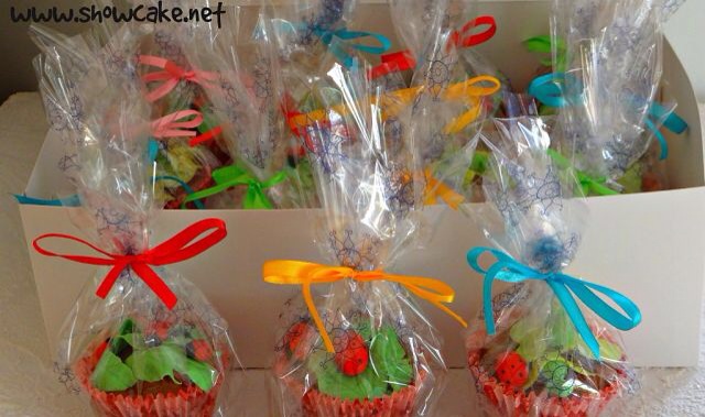 Божьи коровки и гусенички.