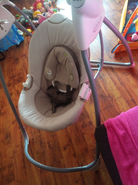 продам детскую качелю шезлонг 5000 новую.