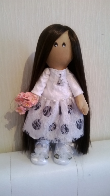 Вот такая в платье.