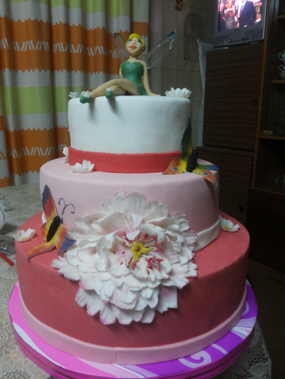 Первый трех ярусный тортик и первая Динь Динь, первый объемный цветочек! Девчоночки укажите на недостатки!!!