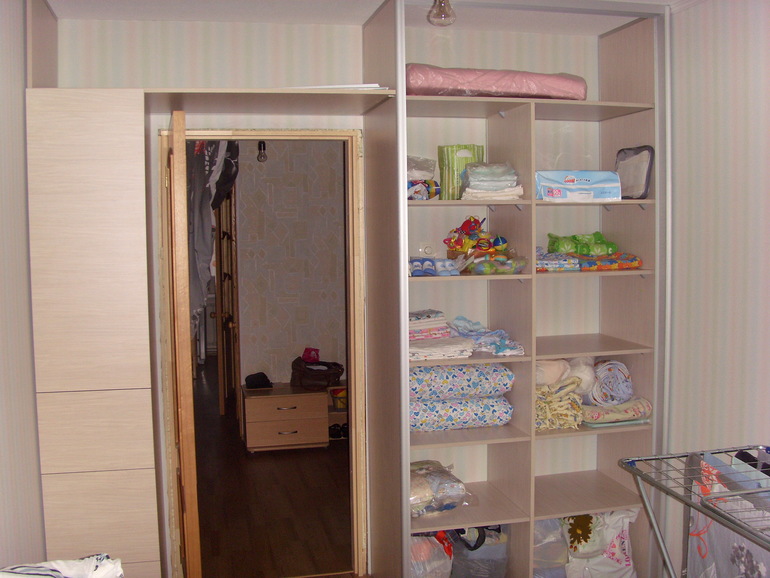 Идея шкафа для маленькой комнаты