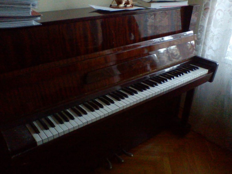 Возьмите пианино в добрые руки!!
