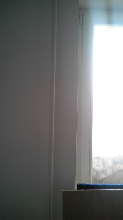 Стол-подоконник и ...декор окна. Как спрятать трубы?