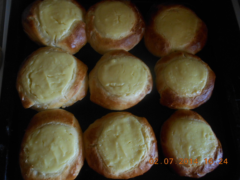 Ватрушки,рогалики с вареньем.