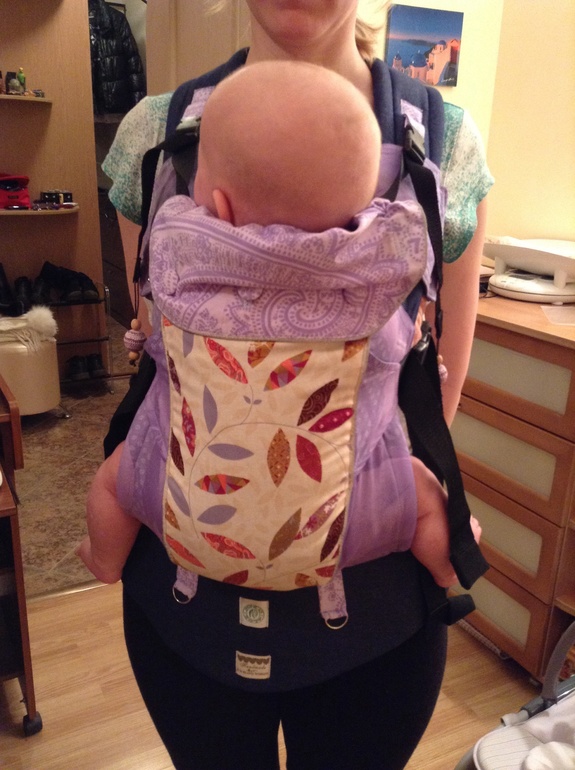 Плачет в эрго ((