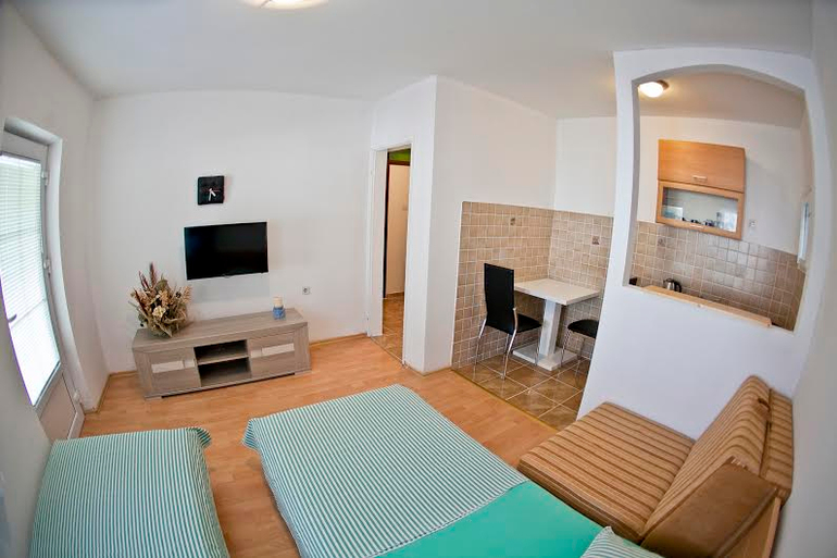 Прекрасные Апартаменты в Будве, для тех, кого не пугает, что до моря целых 15 мин пешком :)