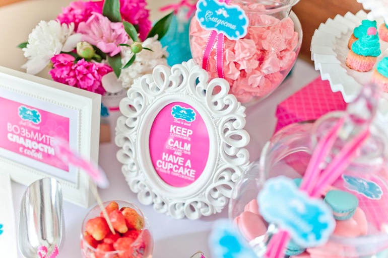 Бирюзово-розовый свадебный candy bar