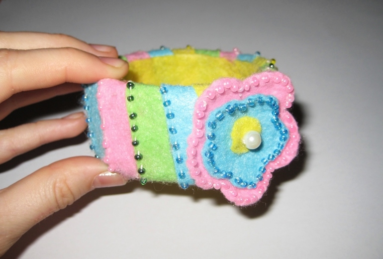 Браслет из вискозных салфеток