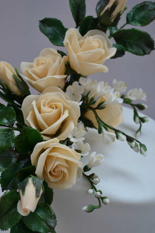 Свадебный с розами и фигуркой....