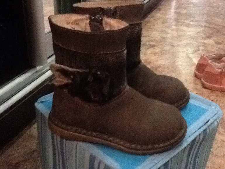 Продам обувь б/у от 22 по25 на девочку, несколько пар даром отдам( качество соотв)