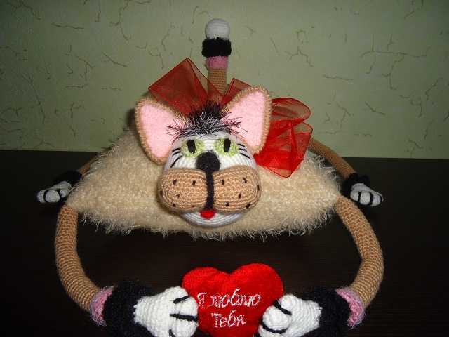 Подушка "влюбленный котик"