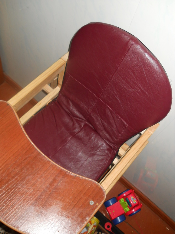 С помощью кожаной куртки обновила стульчик)