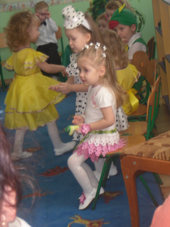 Футболка превращается... в элегантное платье...