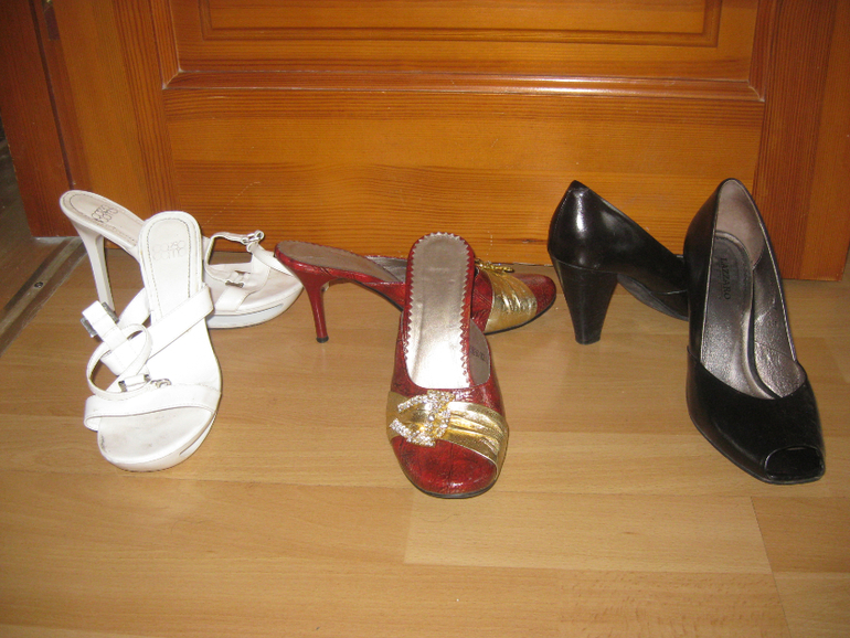 Отдам туфли 35 р-р, сумки и прокладки при недержании мочи. Самовывоз из Ново-Переделкино