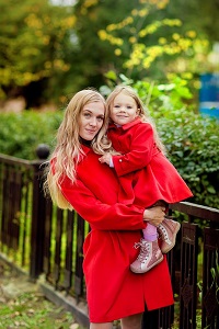 Одинаковые пальто для мамы и дочки или