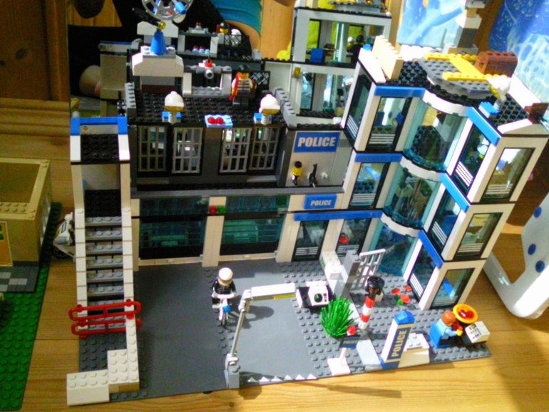 В Lego мы играем.