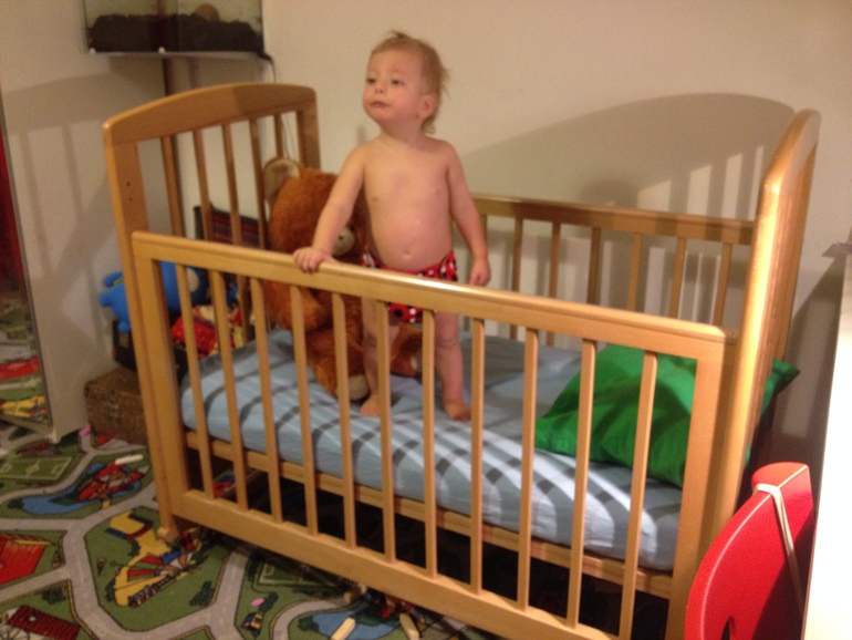 продается детская кроватка (с матрасиком)