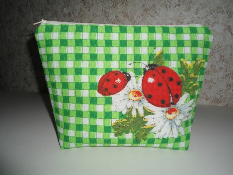 Пошились разные мелочи на подарочки к празднику.