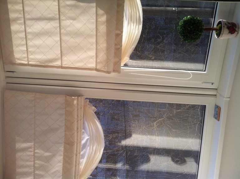 Римские шторы до и после. Посоветуйте как возможно уменьшить провис декоративной ткани внизу.