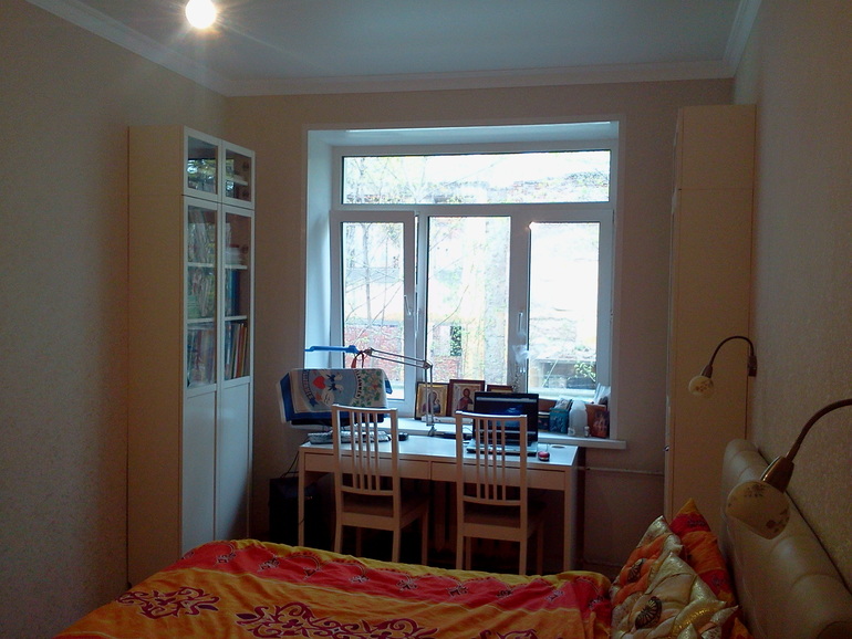 Морской стиль в комнате: ярко-синие шторы.