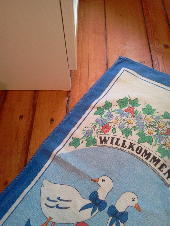 Морской стиль в комнате: ярко-синие шторы.