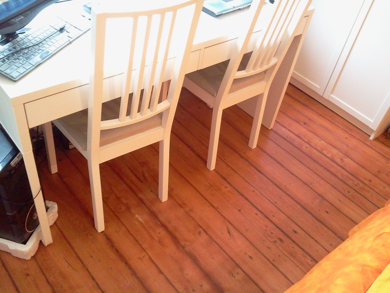 Морской стиль в комнате: ярко-синие шторы.