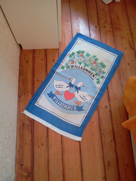 Морской стиль в комнате: ярко-синие шторы.