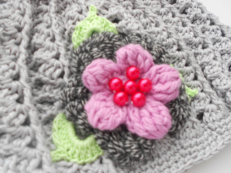 добавила цветочки на шапки, новая шапочка и косметичка .